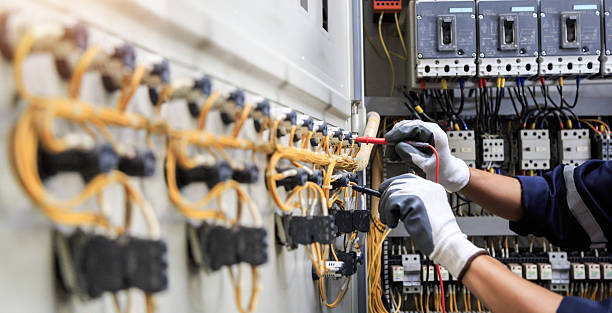 Professional Electrician technician working in Hopkins County County, TX